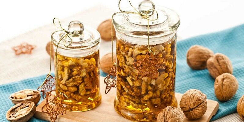 Ořechy s medem - zdravé potraviny, které mohou zvýšit mužskou potenci